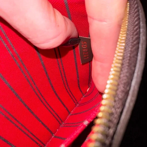 Louis Vuitton Neverfull MM with wristlet pouch - Picture 3 of 13